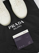 Мужские кожаные кеды Prada белые — фирменный пыльник Prada