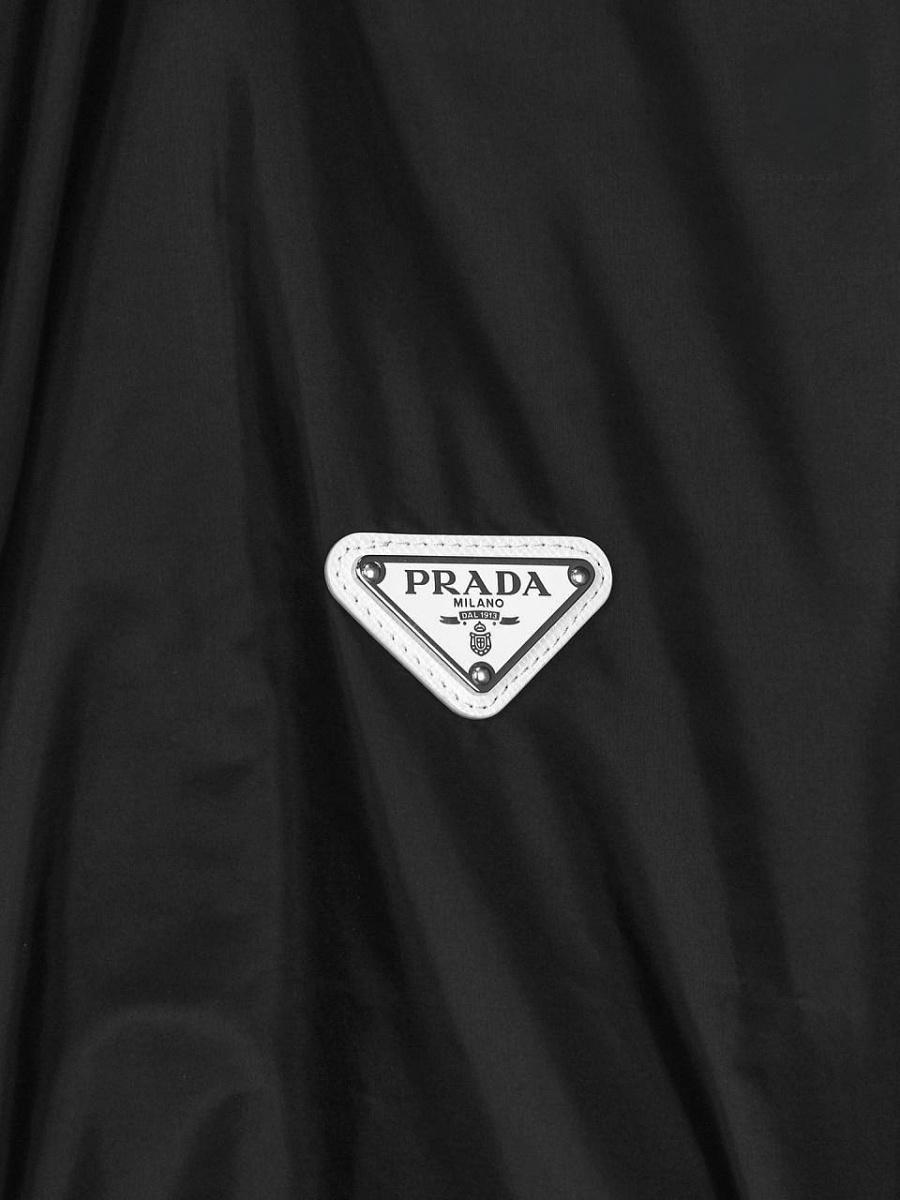 Мужская ветровка Prada Re‑Nylon черная с белыми вставками — фирменный логотип Prada